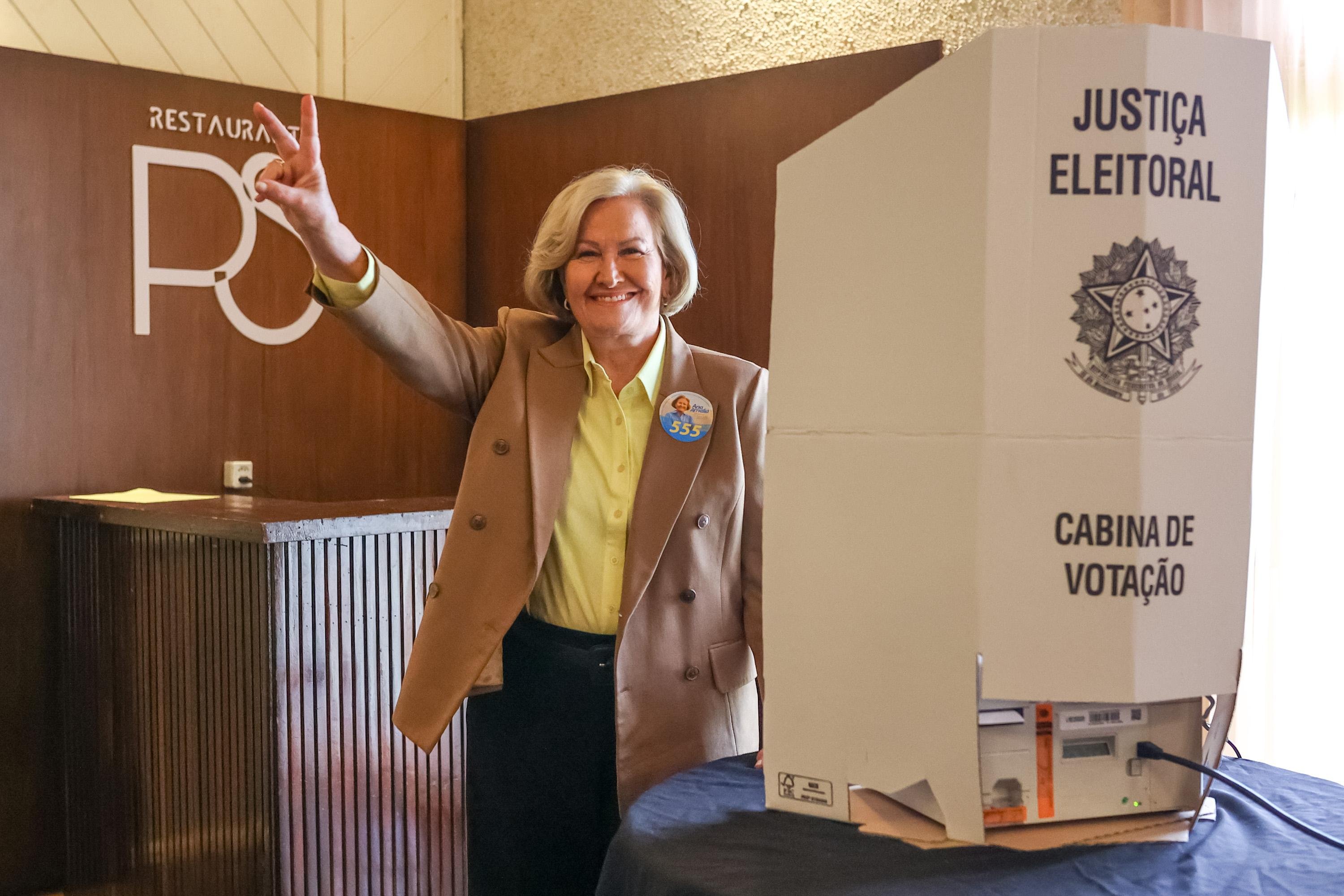 Ana Am&eacute;lia vota em Canela e se mostra confiante