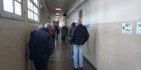 Corredores mostram eleitores aguardando para votação