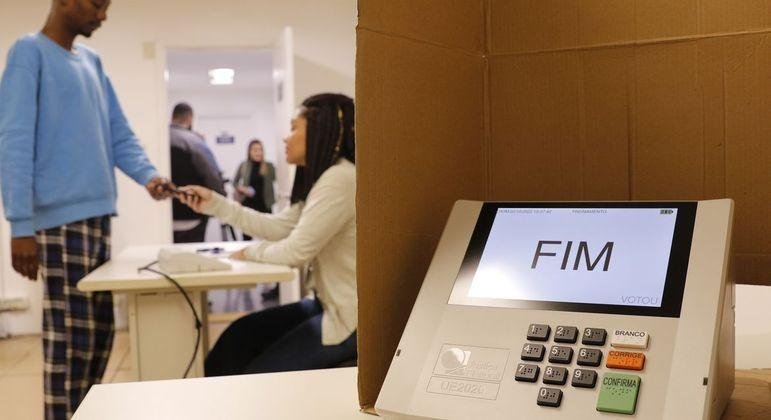 Brasileiros em 106 pa&iacute;ses votam nas elei&ccedil;&otilde;es brasileiras neste domingo