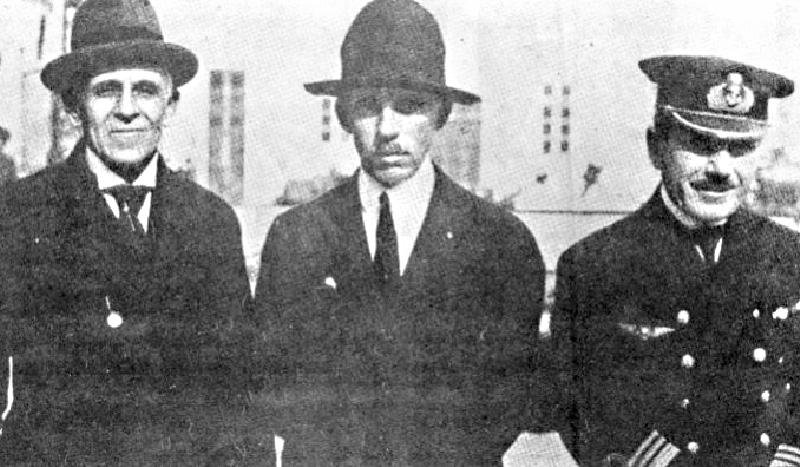 Santos Dumont (C) participou da despedida dos aviadores portugueses.