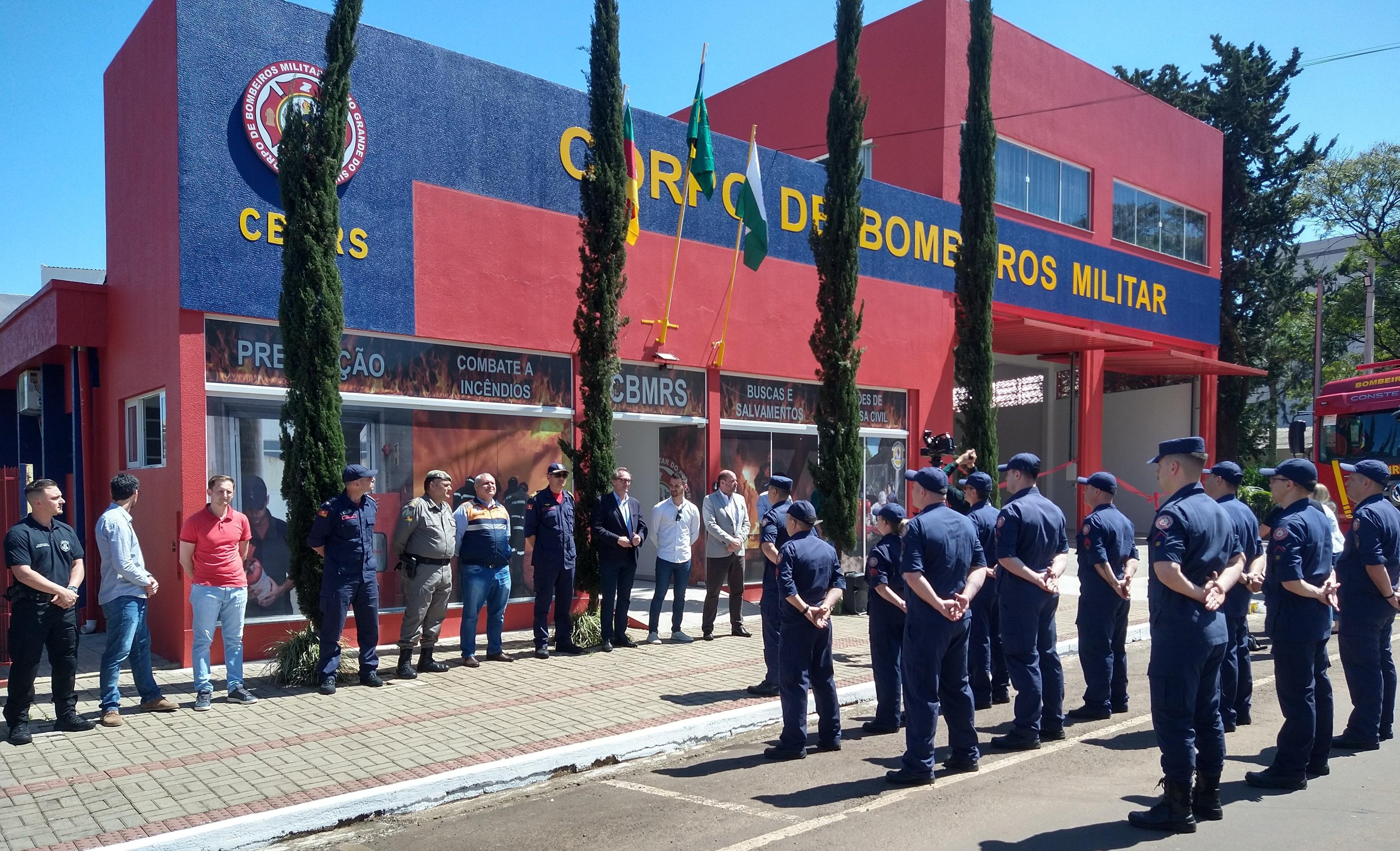 Espa&ccedil;o ampliado abriga o caminh&atilde;o de combate a inc&ecirc;ndios e a viatura de resgate