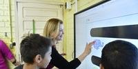 Fátima conversou com alunos de robótica e experimentou o jogo digital criado pelos alunos do 4º ano
