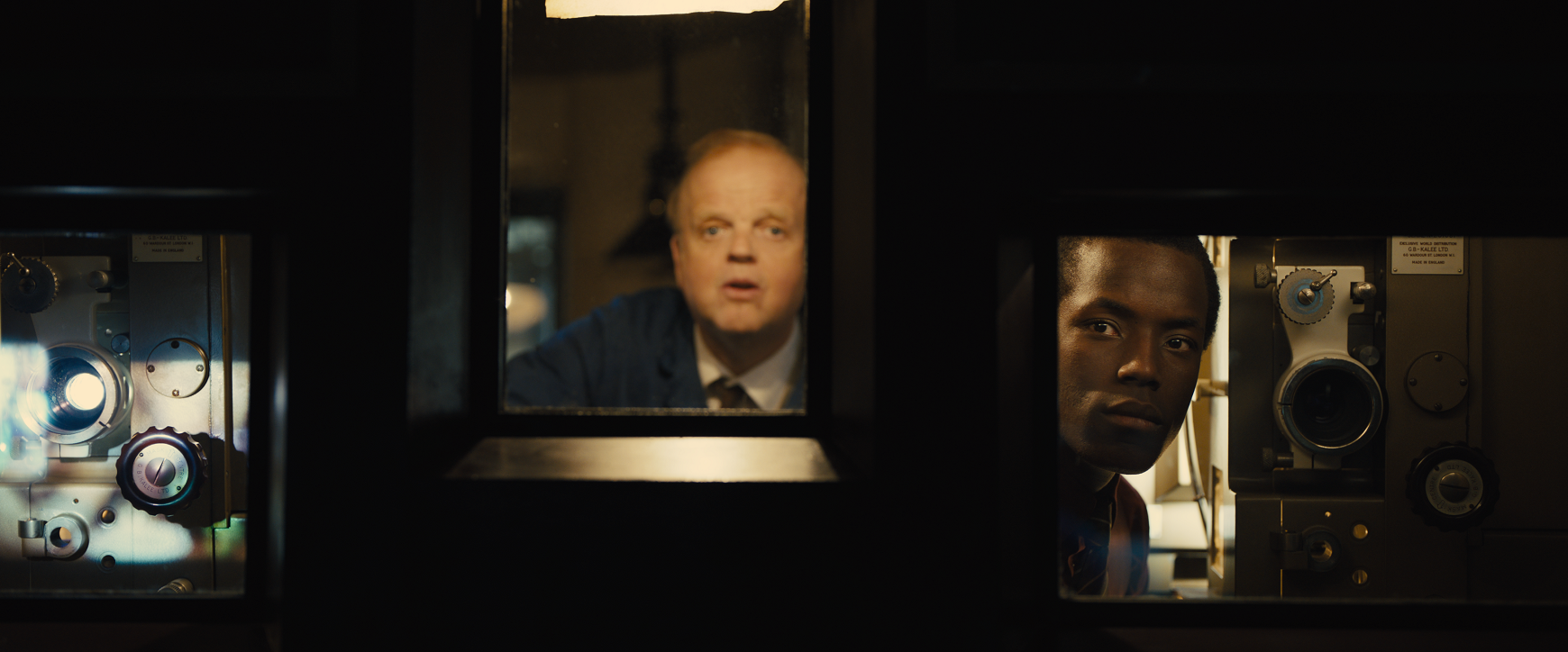 Atores Toby Jones e Michael Ward no filme 'A Imagem da Luz'