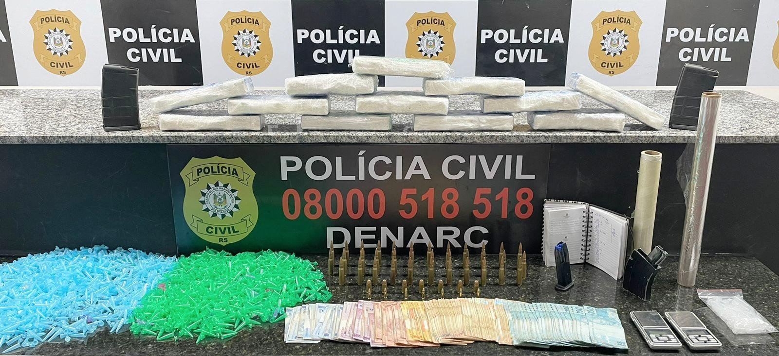 Houve apreens&atilde;o de 6,5 quilos de coca&iacute;na, centenas de pinos vazios, R$ 5 mil em dinheiro, carregadores e muni&ccedil;&otilde;es
