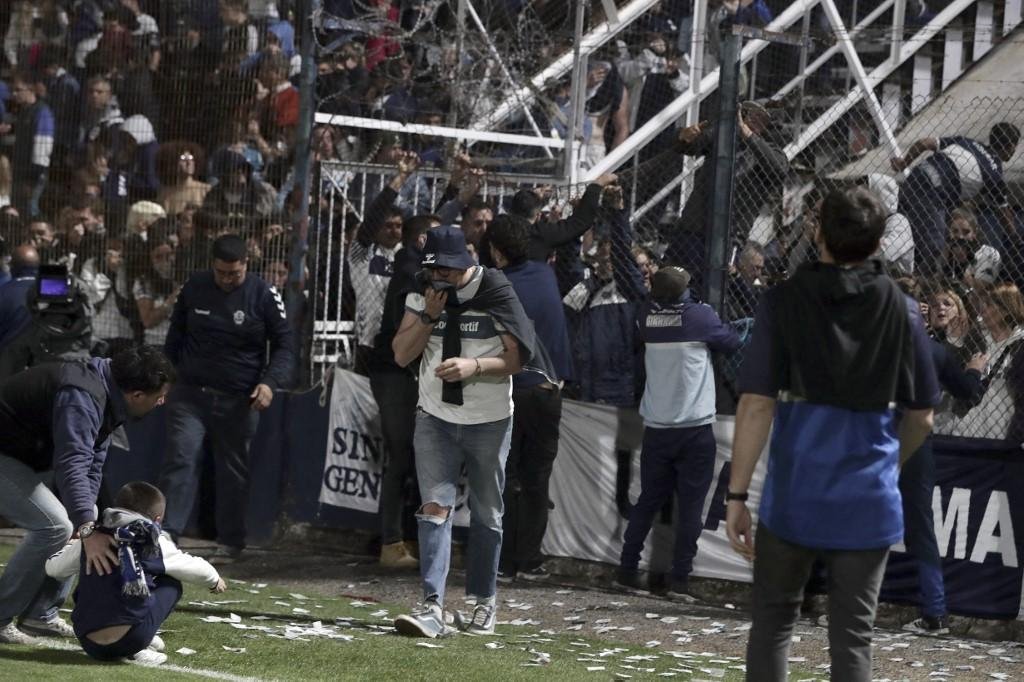 Jogo entre Gimnasia La Plata e Boca Juniors foi suspenso ap&oacute;s confronto entre policiais e torcedores