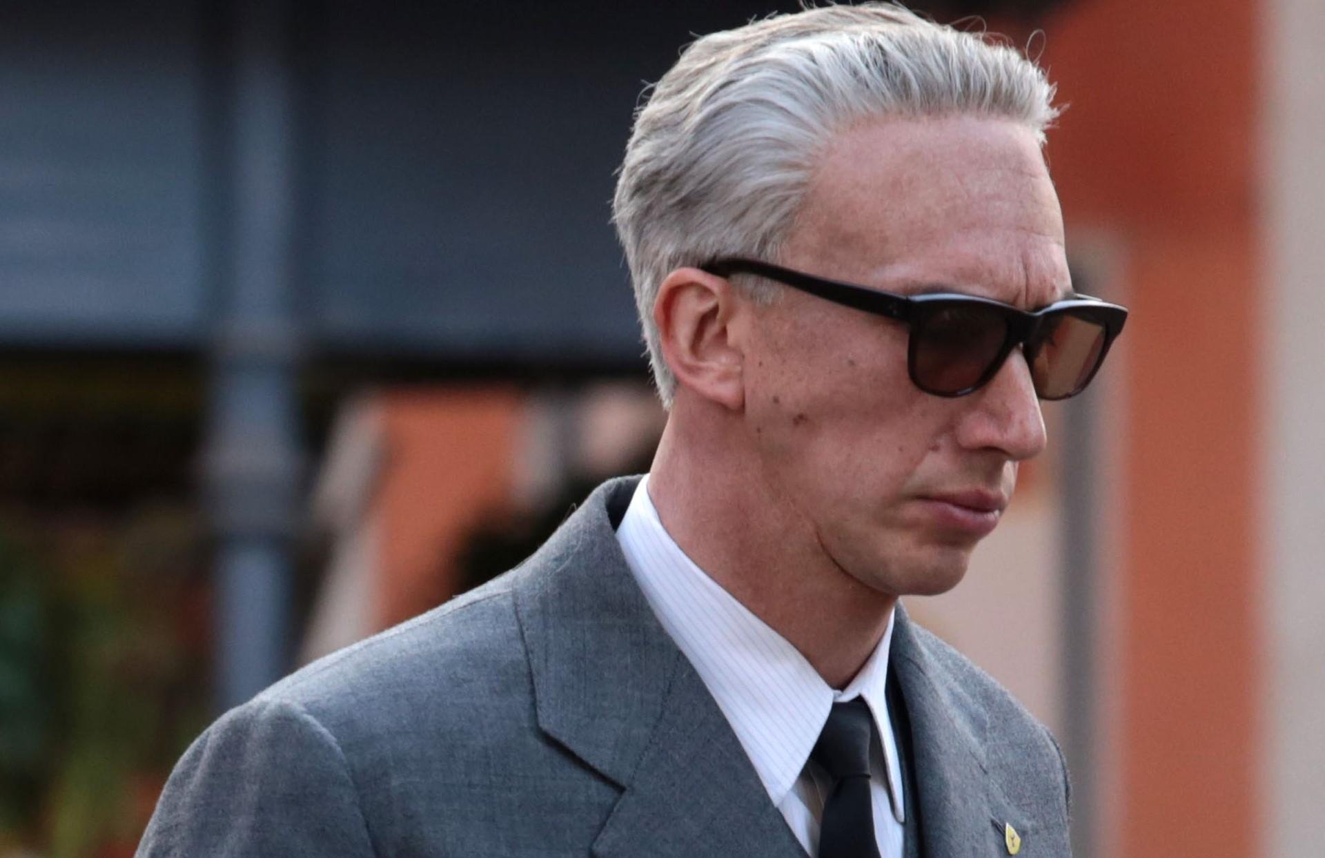 Adam Driver est&aacute; irreconhec&iacute;velcom cabelos grisalhos curtos