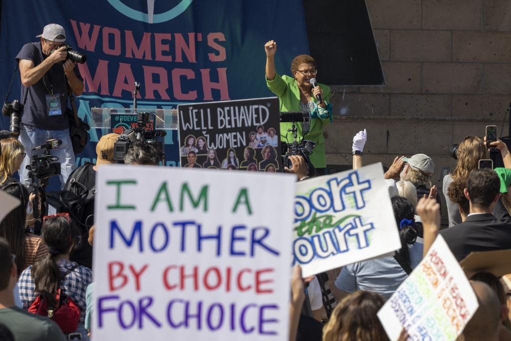 Milhares protestam nos EUA pelo direito ao aborto