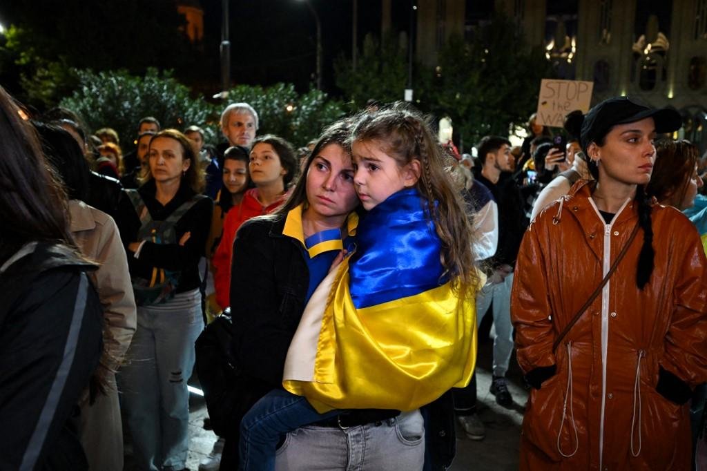 Decis&atilde;o ocorre ap&oacute;s bombardeios na manh&atilde; desta segunda-feira (10) na capital Kiev e em outras cidades ucranianas