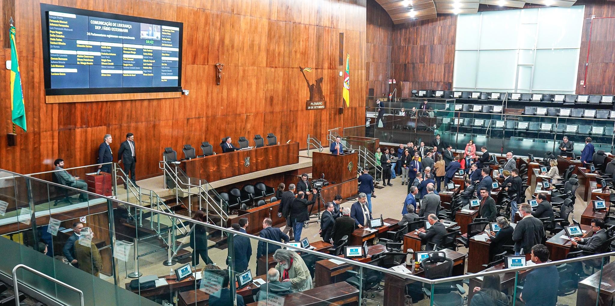 Deputados aprovaram tr&ecirc;s projetos do Executivo, tr&ecirc;s da mesa diretora, um de autoria parlamentar e um de relat&oacute;rio de Comiss&atilde;o