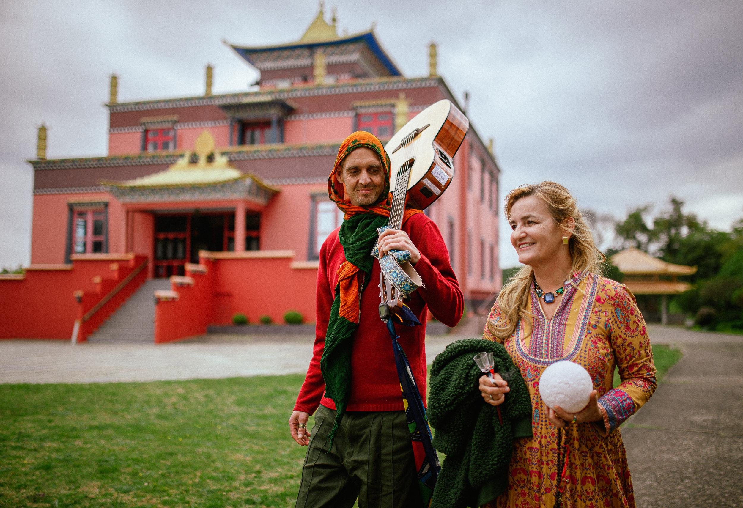 Nenung e Ir&iacute;nia formam os The Darma L&oacute;vers