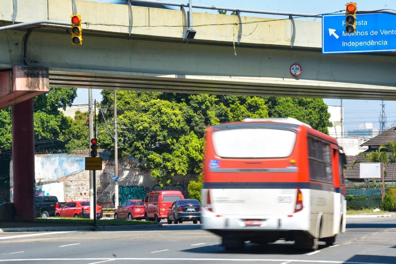 Lota&ccedil;&atilde;o &eacute; flagrada furando o sinal vermelho no viaduto Jos&eacute; Eduardo Utzig, bairro S&atilde;o Jo&atilde;o