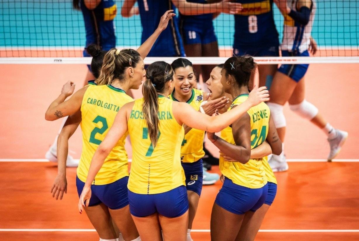 Jogadoras brasileiras comemoram vit&oacute;ria contra It&aacute;lia nesta quinta-feira