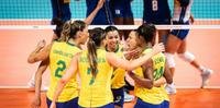 Jogadoras brasileiras comemoram vitória contra Itália nesta quinta-feira