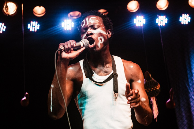 Idowu Akinruli organiza e &eacute; uma das atra&ccedil;&otilde;es do evento