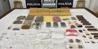 Policiais civis apreenderam 5,5 quilos de maconha; 1,5 quilo de cocaína; 120 gramas de haxixe e 568 comprimidos de ecstasy