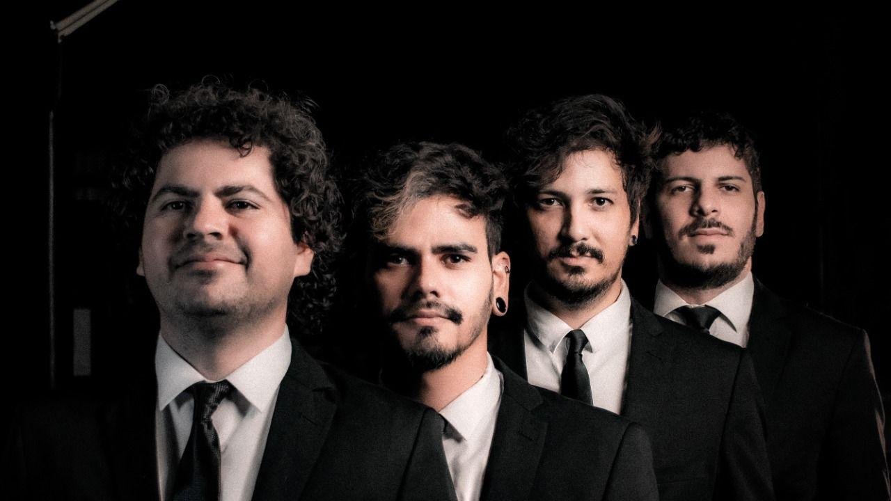 Dennis Rodrigues (Vocal), Jhony Trancoso (Guitarra), Igo Bandeira (Bateria) e Andr&eacute; Dorileo (Baixo) formam a Imit&aacute;veis