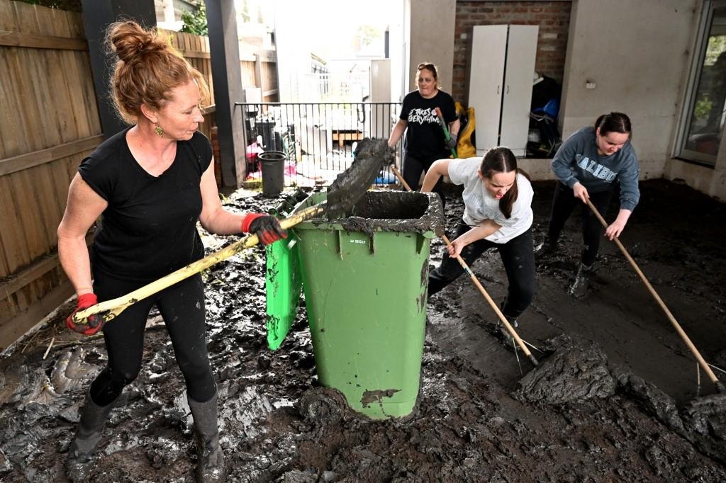 Com o n&iacute;vel da &aacute;gua baixando em algumas &aacute;reas, os moradores come&ccedil;aram a limpar ruas, casas e carros danificados