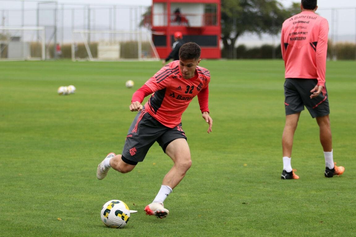 Prov&aacute;vel equipe para partida contra o Botafogo treinou na manh&atilde; deste s&aacute;bado