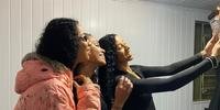 As gêmeas Tasha & Tracie tiram selfie com a superfã Laura Beatriz Fagundes, no centro da foto