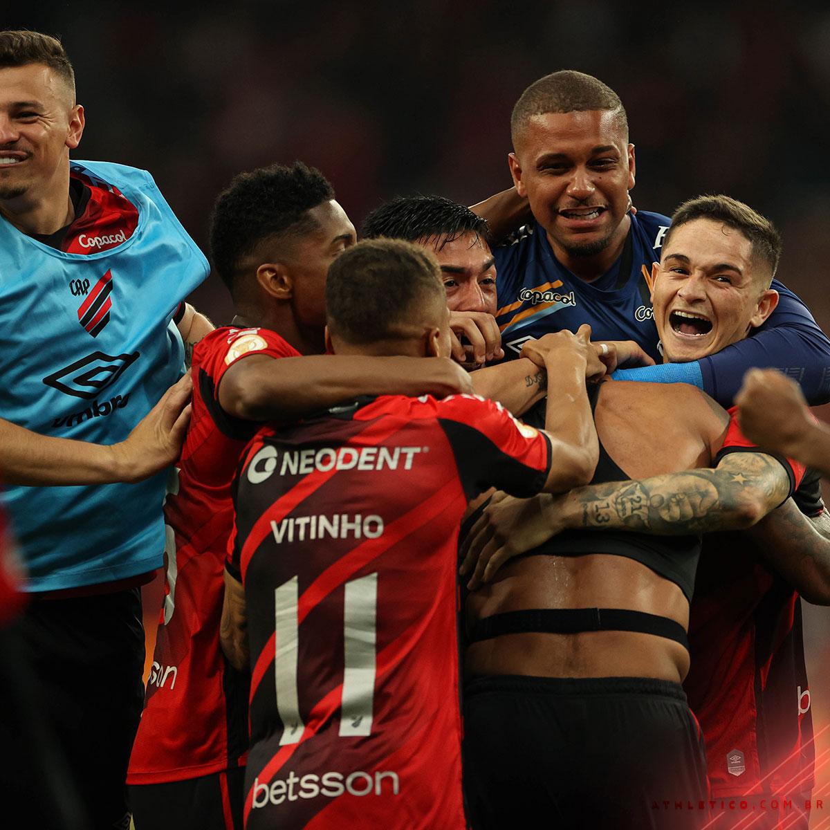 Jogadores do Athletico-PR comemoram o gol da vit&oacute;ria no cl&aacute;ssico