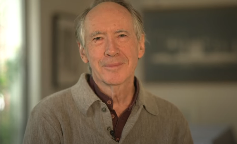 Ian McEwan, escritor ingl&ecirc;s de 74 anos, explora eventos do mundo real em seu romance "Li&ccedil;&otilde;es", lan&ccedil;ado agora pela Companhia das Letras