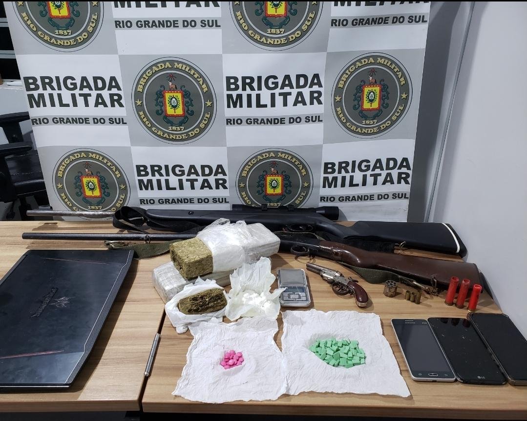 Espingarda, rev&oacute;lver e drogas foram descobertos em resid&ecirc;ncia