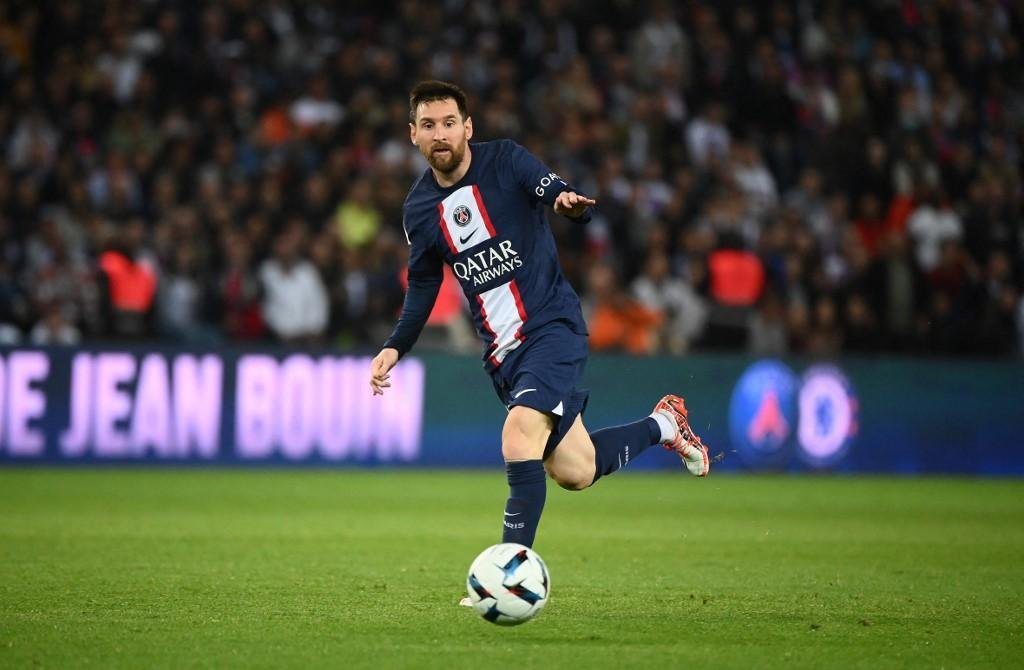 Messi em a&ccedil;&atilde;o com a camisa do PSG
