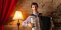 O acordeonista Gabriel Romano apresenta composições próprias no Paço Municipal
