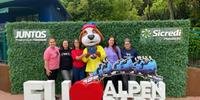 O mascote do Alpen, o simpático cachorro Bart, fez a entrega simbólica da doação para representantes