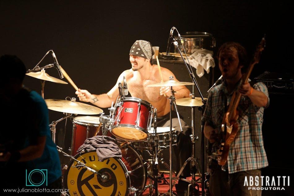Al&eacute;m de m&uacute;sico, Gabriel tamb&eacute;m trabalhou em v&aacute;rias fun&ccedil;&otilde;es em bares e casas de shows, e ainda foi Roadie e  operador de palco