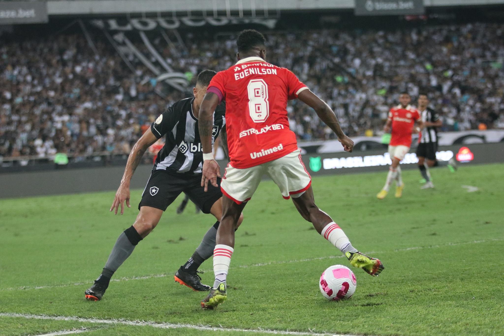 Edenilson foi titular na vit&oacute;ria contra o Botafogo