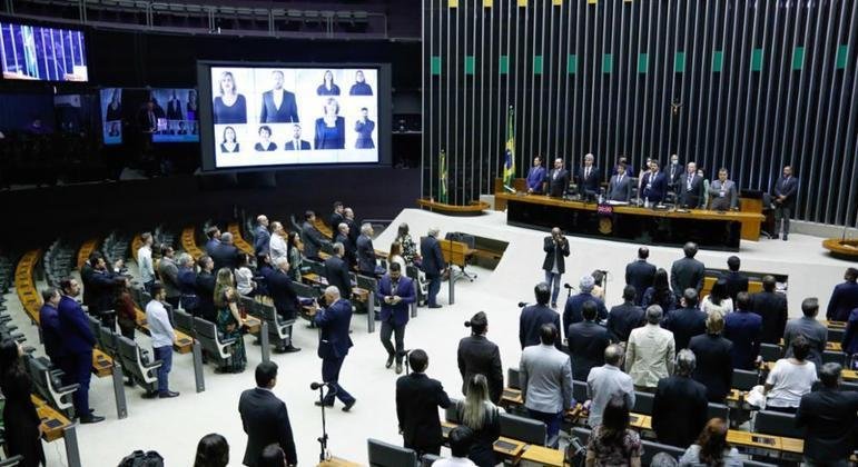 Com diverg&ecirc;ncias quanto ao texto final, deputados v&atilde;o discutir e criar um novo texto a partir de projetos que tramitam na Casa