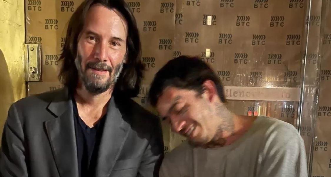 Keanu Reeves curte a noite com brasileiros