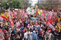 Apoiadores caminharam com Lula em vias centrais de Porto Alegre.