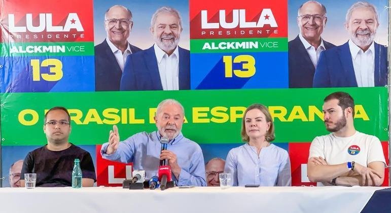 Lula em uma coletiva de imprensa ao lado de aliados, no RJ