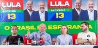 Lula em uma coletiva de imprensa ao lado de aliados, no RJ