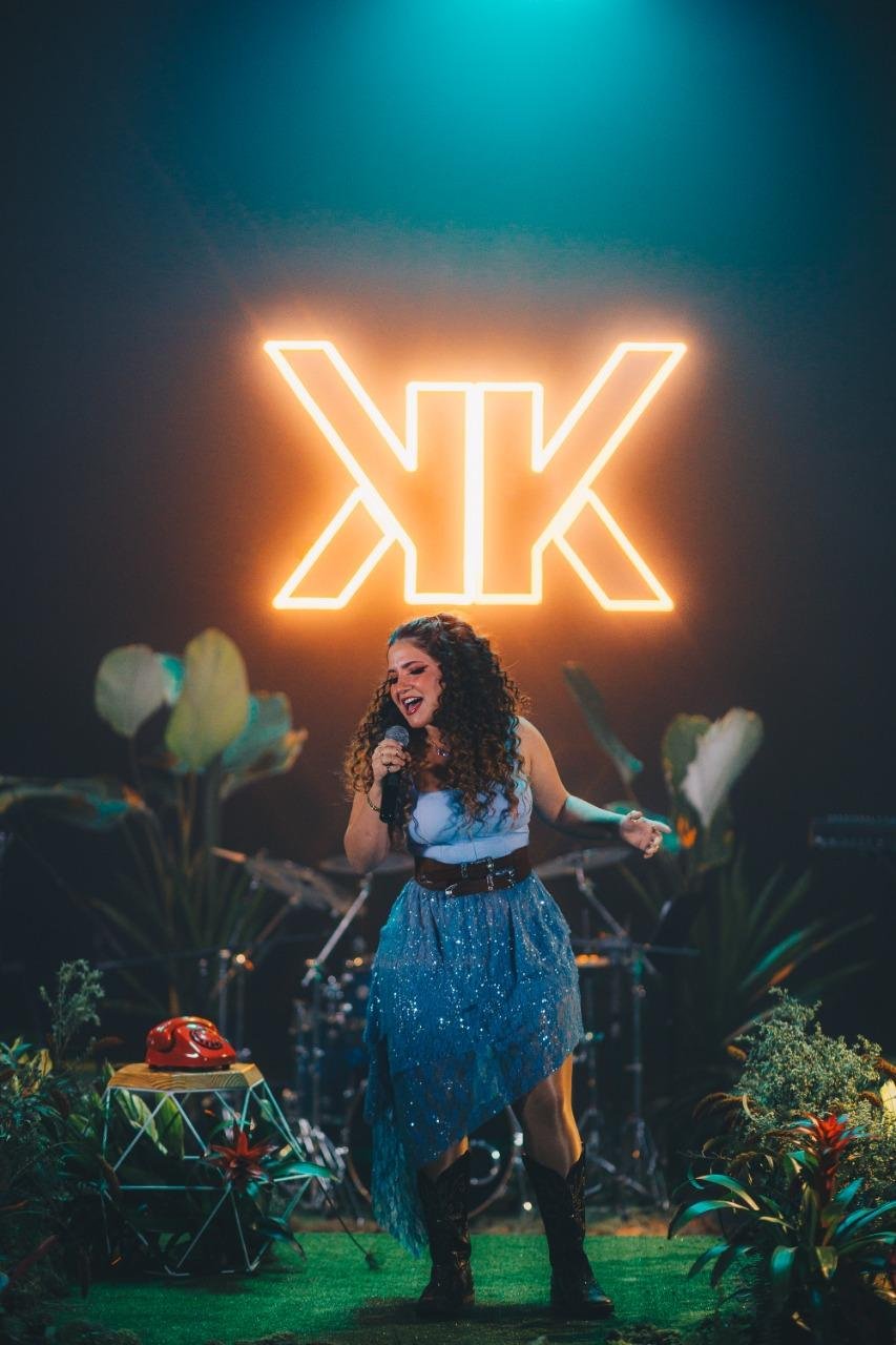 Karol Kailler lan&ccedil;a nesta sexta-feira, dia 21, o single "Beijando de Olhos Abertos"