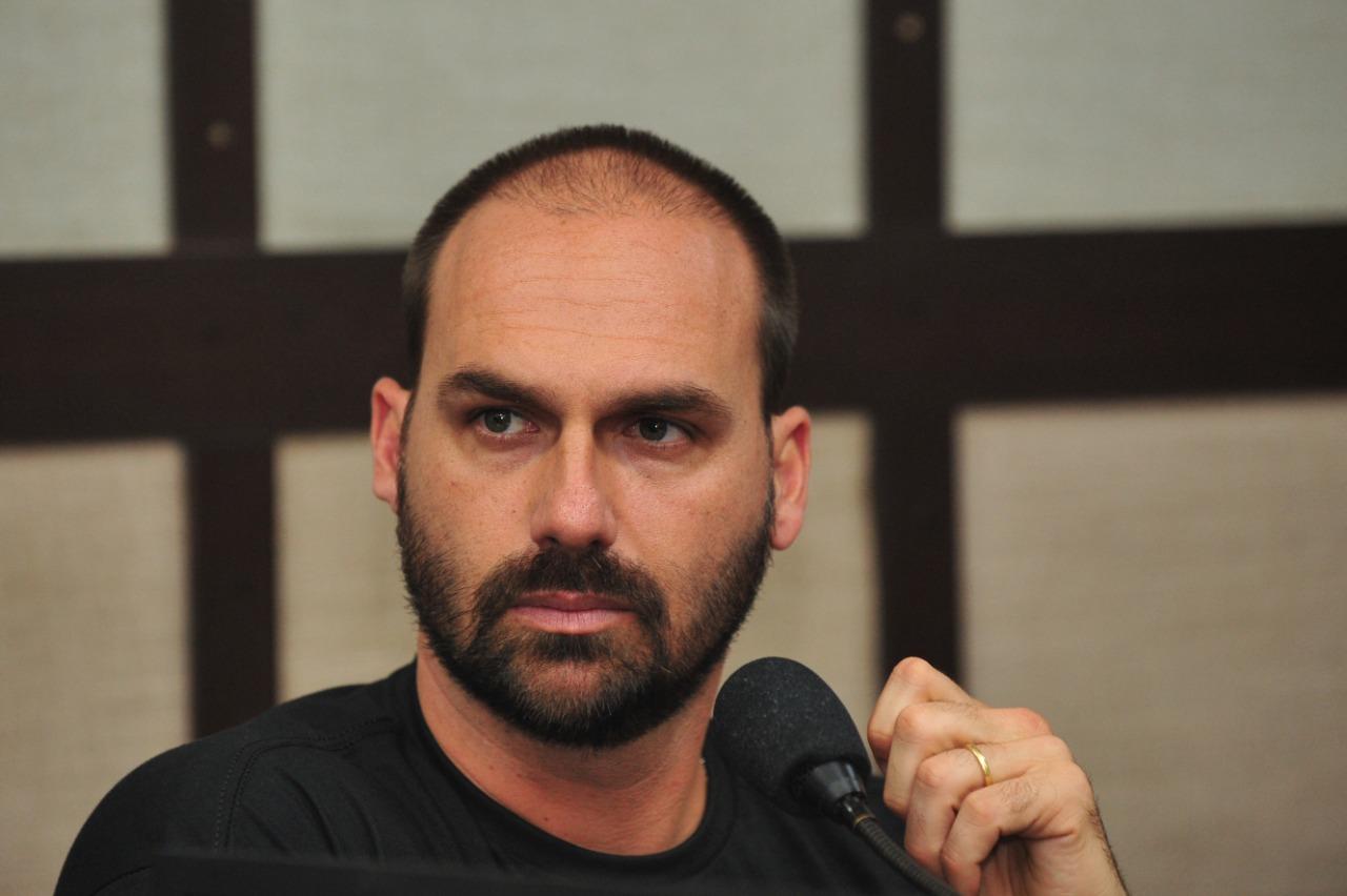 Eduardo Bolsonaro falou sobre pol&ecirc;mica em entrevista na R&aacute;dio Gua&iacute;ba