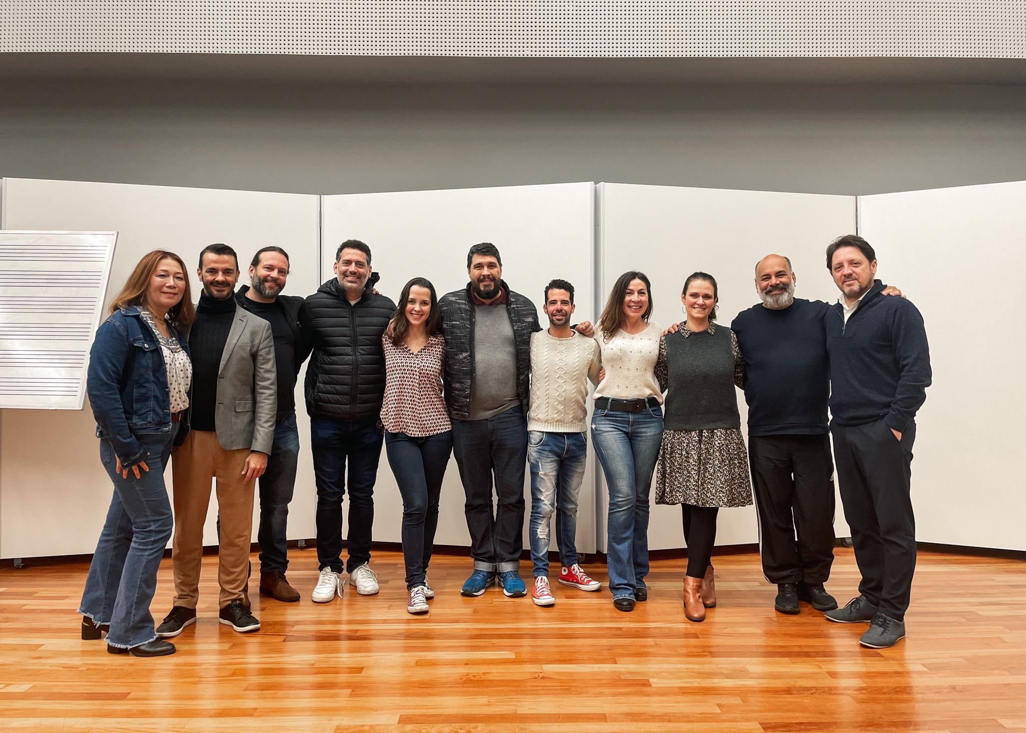 Diretores e elenco musical da opereta &lsquo;O Morcego&rsquo; em cartaz no TSP