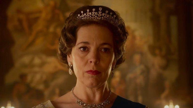Olivia Colman como rainha Elizabeth II no seriado