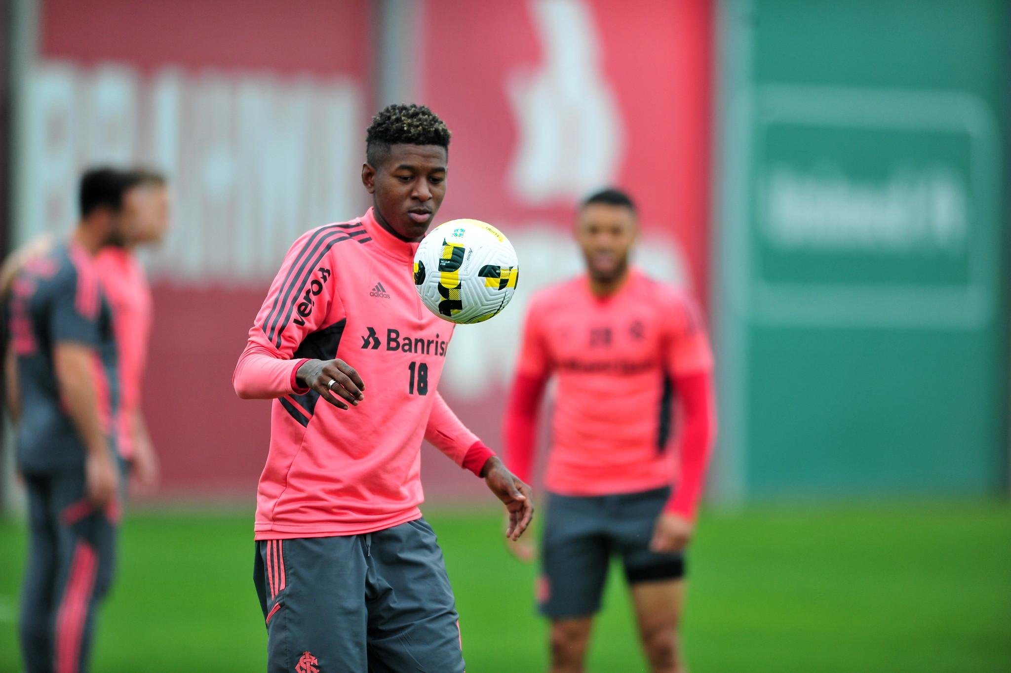 Vit&atilde;o em treino no CT Parque Gigante