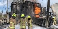 Bombeiros tentam apagar incêndio em uma infraestrutura de energia