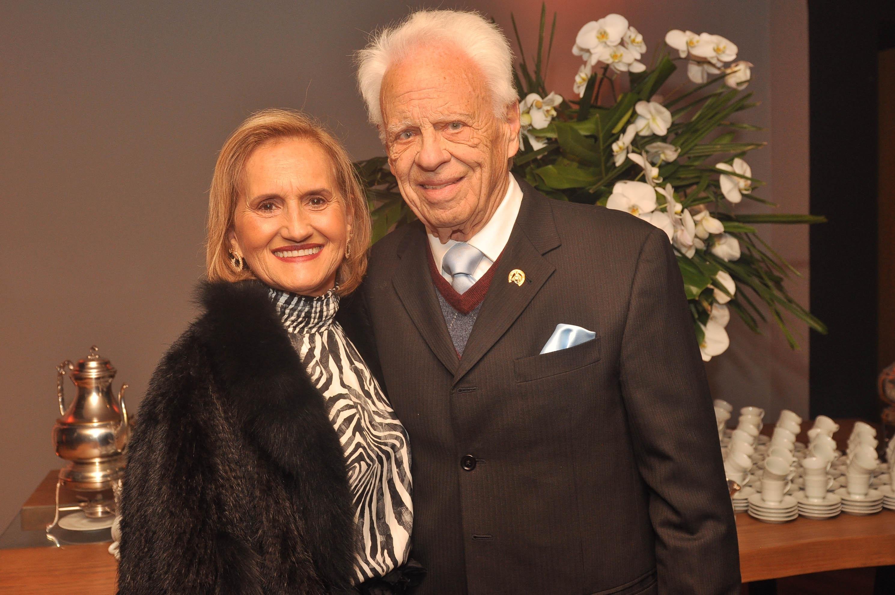 Maria L&uacute;cia e Deuclides Gudolle em recente jantar