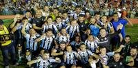 Jogadores do Grêmio comemoram o acesso para a elite do futebol brasileiro