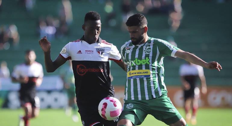 Reinaldo marcou os dois gols que garantiram a vit&oacute;ria para o Tricolor Paulista; J&aacute; o Capixaba descontou para o Papo