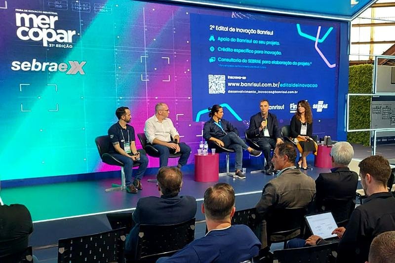 O diretor de Cr&eacute;dito do Banrisul, Osvaldo Lobo Pires (o segundo, da direita para a esquerda), anunciou o novo Edital de Inova&ccedil;&atilde;o em evento na Mercopar, com a presen&ccedil;a de representantes da Finep e Sebrae.