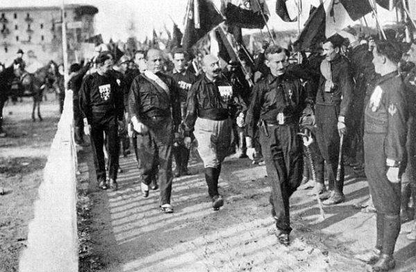 Benito Mussolini &agrave; frente da marcha dos fascistas, em N&aacute;poles.
