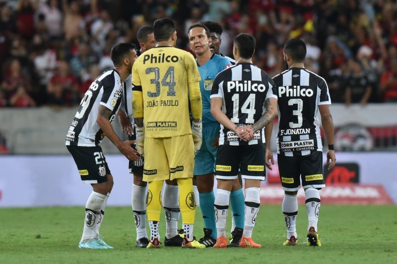 Santos reclamou muito de decis&otilde;es do VAR