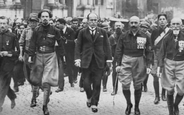 Mussolini, chefe dos fascistas, comemorava a &ldquo;conquista&rdquo; de N&aacute;poles.