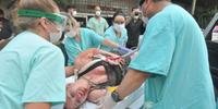 Simulação: Jovem chega ferida gravemente na emergência do hospital onde é atendida pela equipe